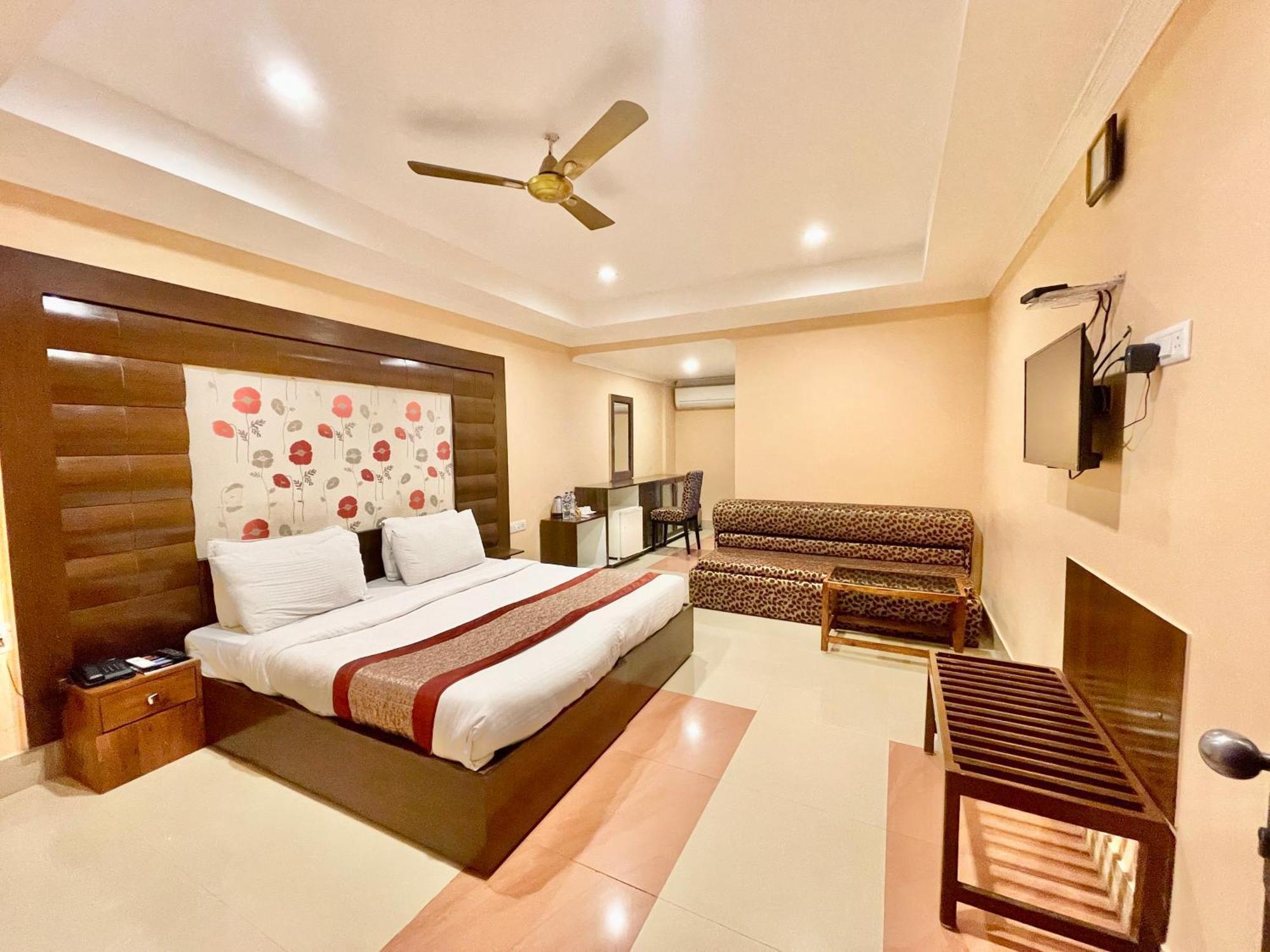 Hotel V-I Near Sea , Puri Private-Park -Gym-Spa Fully-Airconditioned-Hotel Lift-And-Parking-Facilities Breakfast-Included Exterior foto