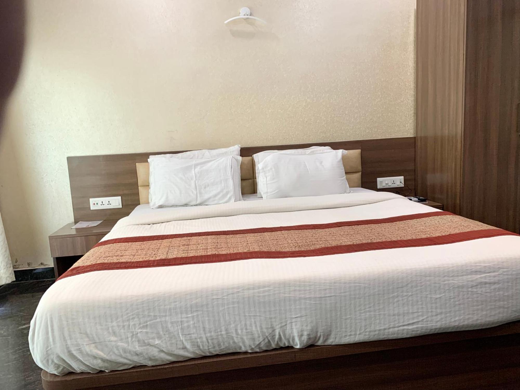 Hotel V-I Near Sea , Puri Private-Park -Gym-Spa Fully-Airconditioned-Hotel Lift-And-Parking-Facilities Breakfast-Included Exterior foto
